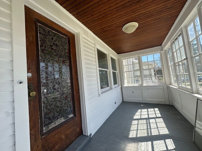 Building Photo - SINGLE FAMIKY FOR RENT IN MAPLEWOOD LOCATION !