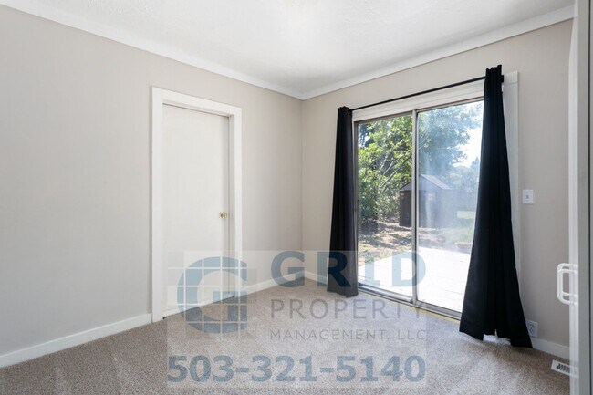 Building Photo - 2 Bedroom Home Available in Southeast Wood...