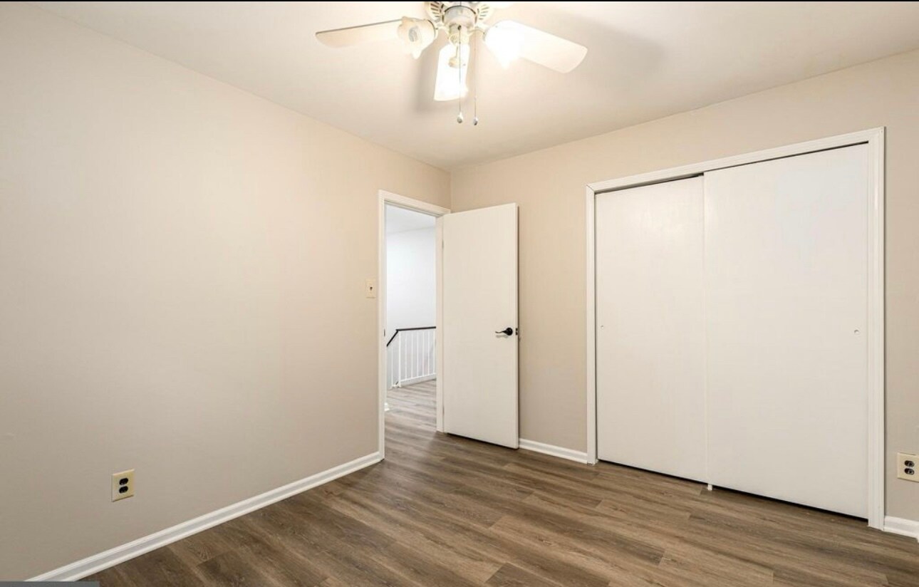 Building Photo - 8 Regent Ct