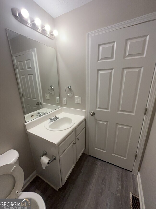 Building Photo - 5801 Strathmoor Manor Cir