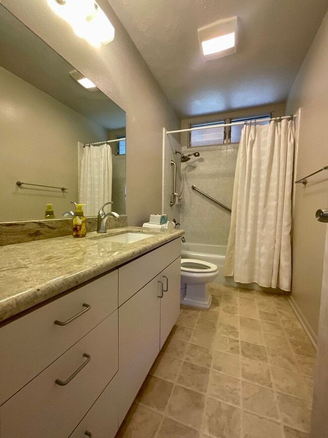 Building Photo - Spacious & Desirable 4/2/2 Single Family H...