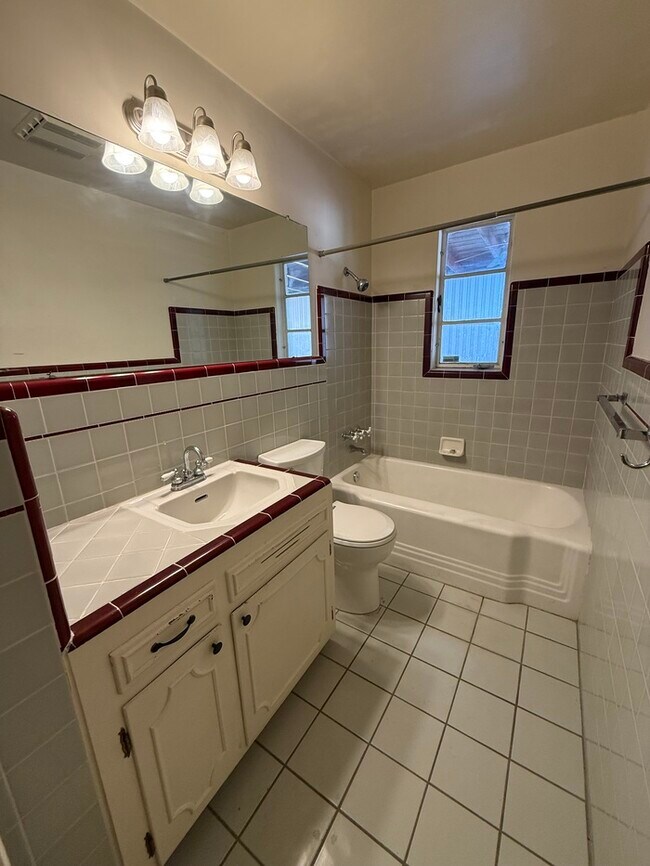 Building Photo - HOUSE FOR RENT