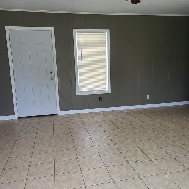 Building Photo - Adorable Cottage Rental