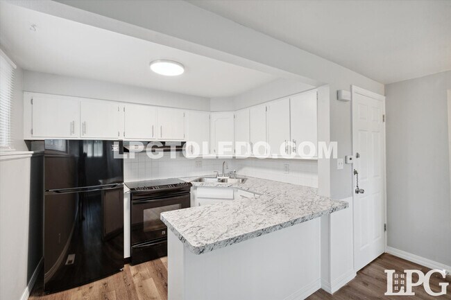 Building Photo - 3145 Sherbrooke Rd