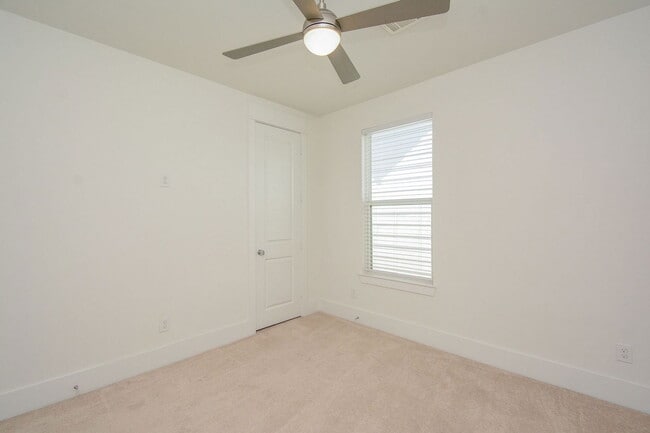 Building Photo - 310 Cyclamen St