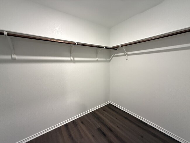 Building Photo - 413 Everglades St