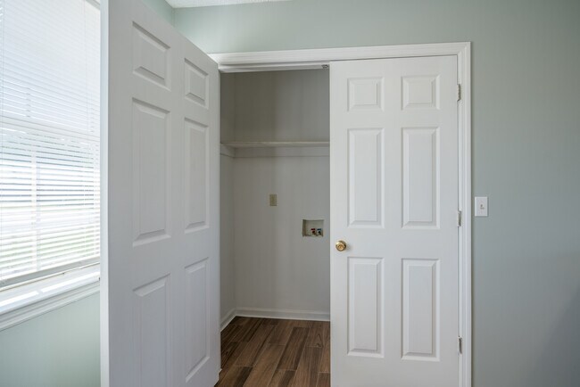 Building Photo - 1464 Flo Zechman Dr