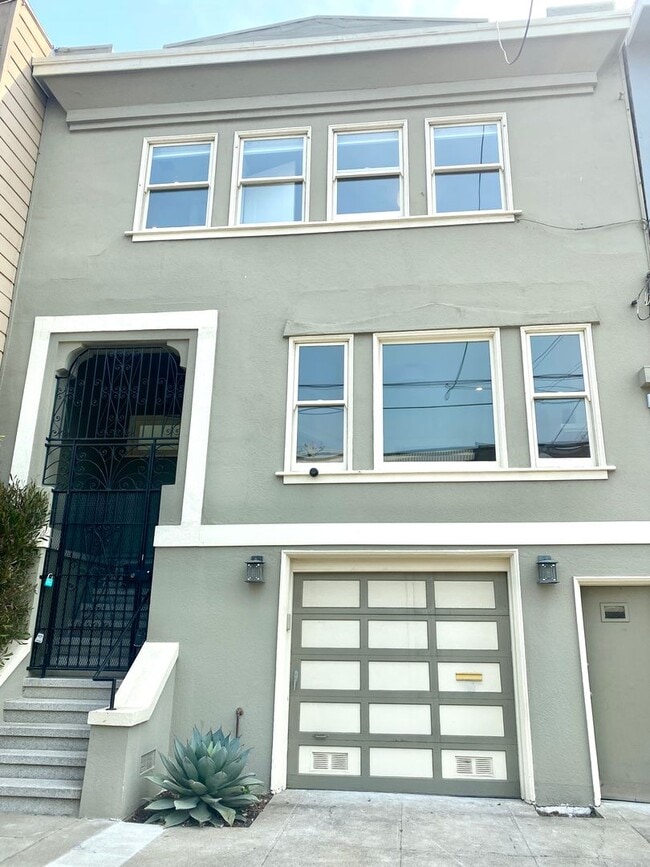 Building Photo - Gorgeous Richmond Home w/Deck and Yard