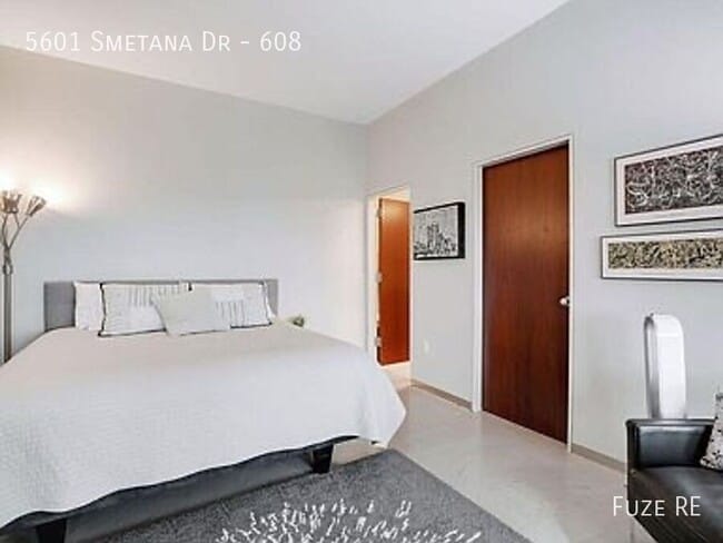 Building Photo - 5601 Smetana Dr