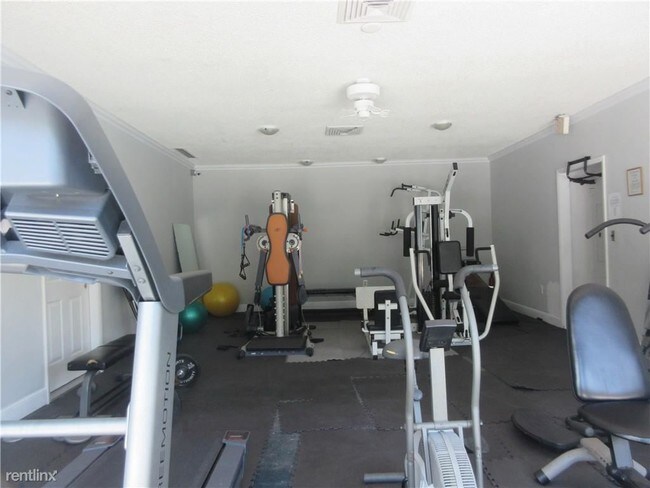 Building Photo - 803 W Oakland Park Blvd