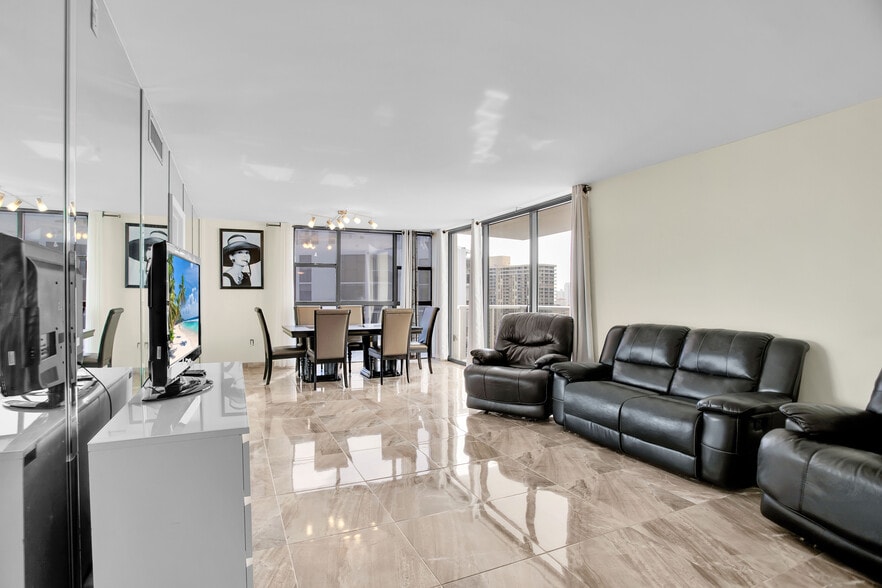 Living Room - 3701 N Country Club Dr