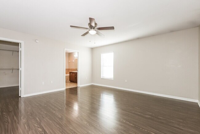 Building Photo - 6400 Twin Bridges Dr