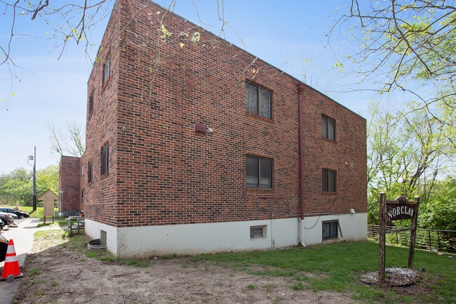 Building Photo - 4651 NE Antioch Rd