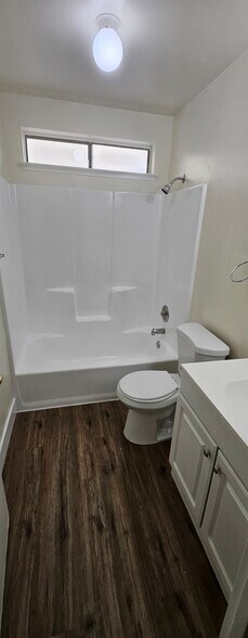 Guest Bath - 5516 Ramona Ct