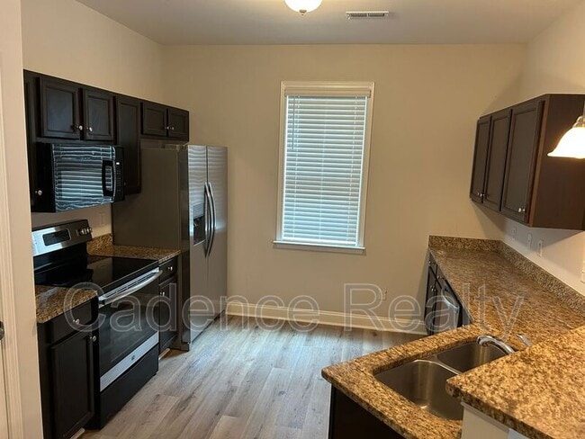 Building Photo - 4904 Maple Ave