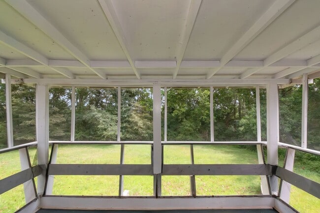 Building Photo - Beautiful 3 Bed 2 Bath Ranch home with a H...