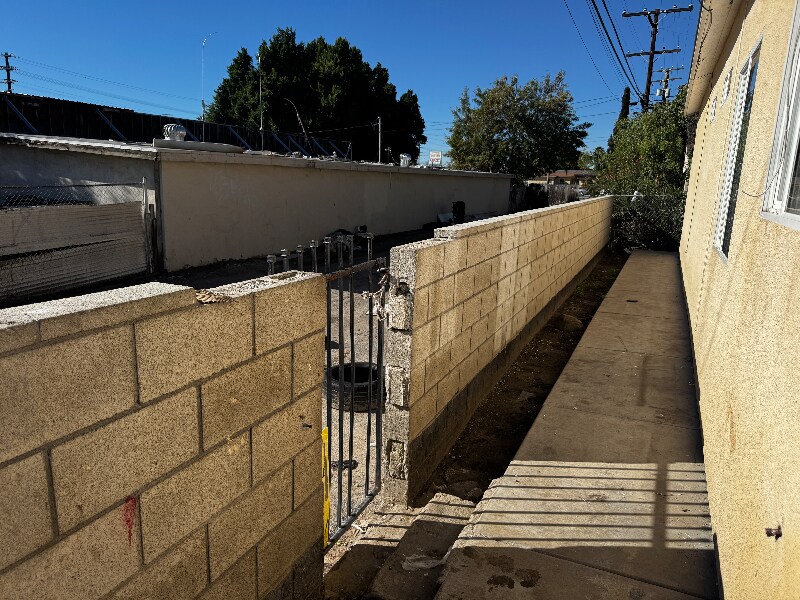 Building Photo - 1239 N Roxbury Dr