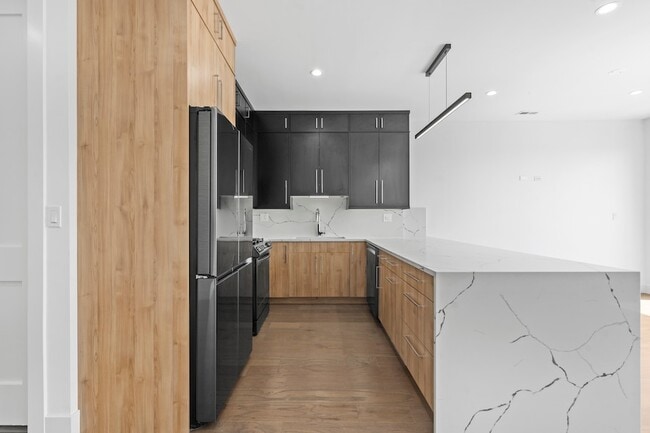 Building Photo - 3008 W Belmont Ave