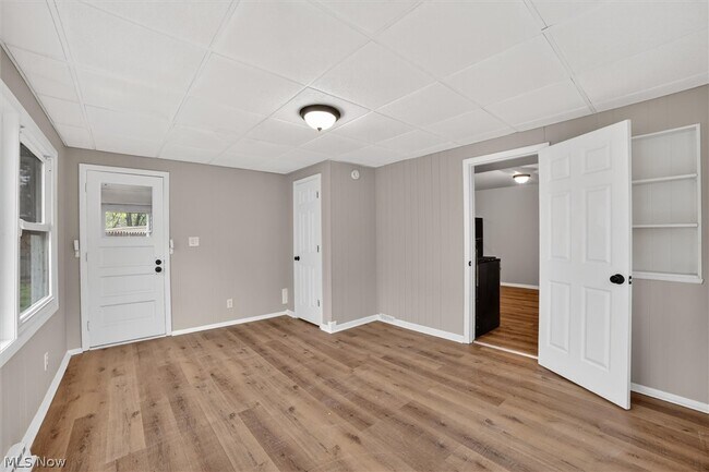 Building Photo - 681 E 258th St