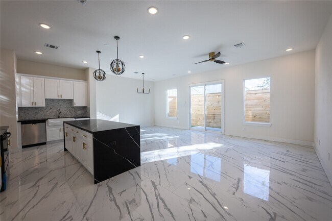 Building Photo - 5906 St Augustine St