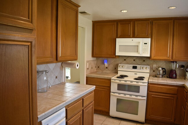 Building Photo - 113 Vitoria Ln