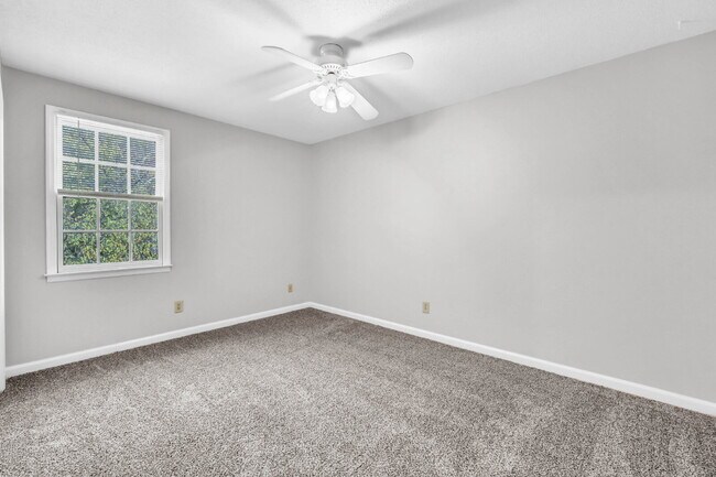 Building Photo - Spacious 3 Bedroom and 2.5 Bathroom