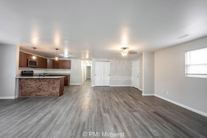 Building Photo - 955 N Traub Ave