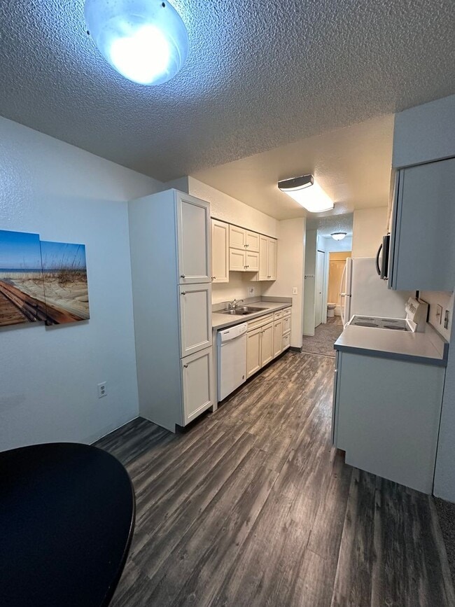 Building Photo - Bottom floor unit close to airport