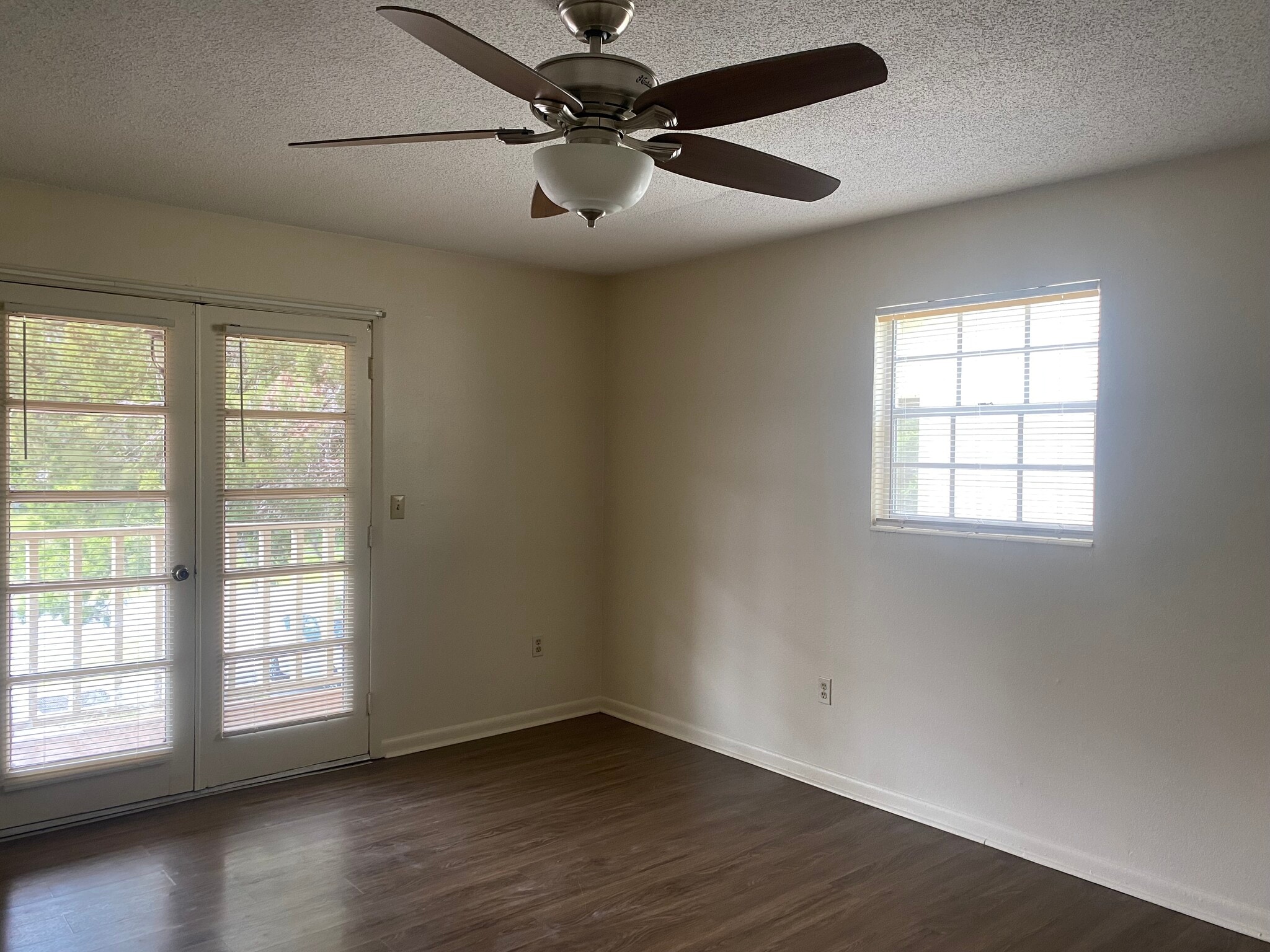 Large master bedroom - 1015 SW McFarlane Ave