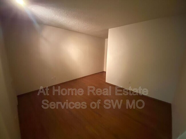 Building Photo - 2862 S Rogers Ave