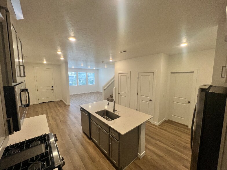 Building Photo - 4112 W Cirrus Ln