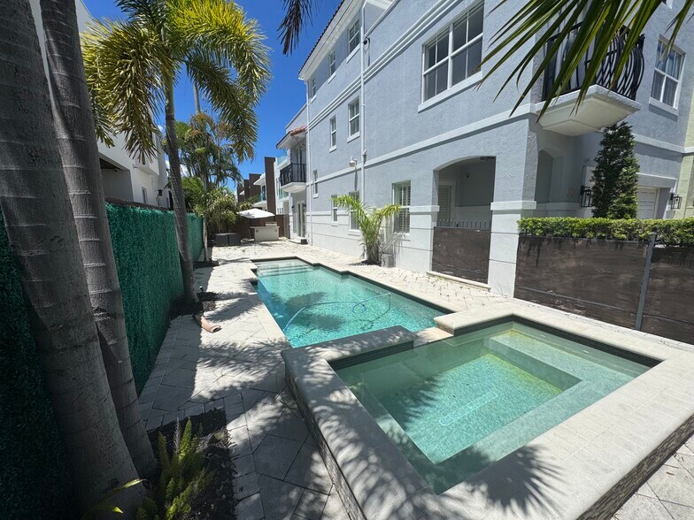 Building Photo - 2515 NE 18th St