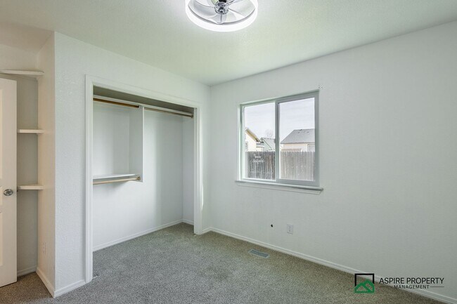 Building Photo - 3 bed 2 bath home