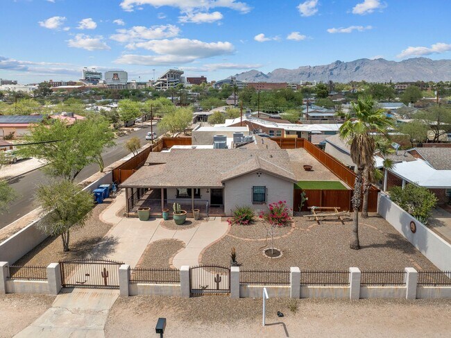 Building Photo - Gorgeous home near UA