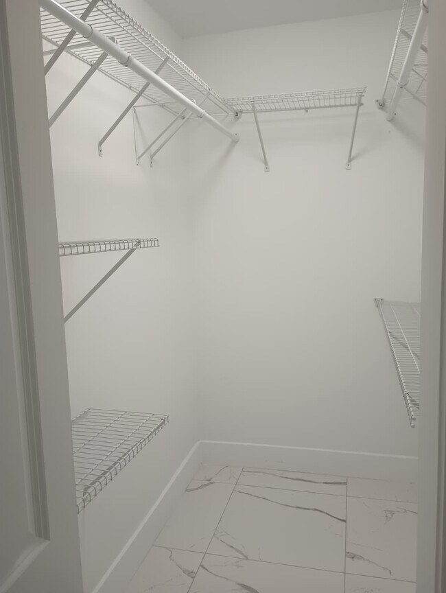 Building Photo - 3820 E 9th Ln