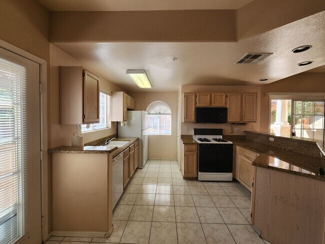 Building Photo - Fabulous First Floor Condo!