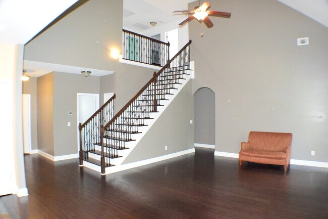 Building Photo - Beautiful home featuring 4 bedrooms, 2.5 bath and a loft.