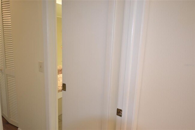 Building Photo - 226 Woodlake Wynde