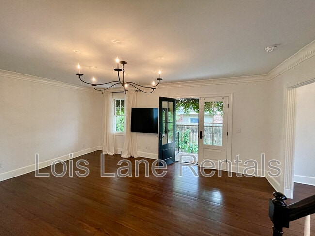 Building Photo - 3 1/2 Saint Michaels Alley