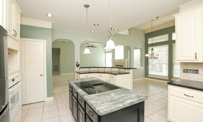 Building Photo - 7502 Holly Ct Estates Dr