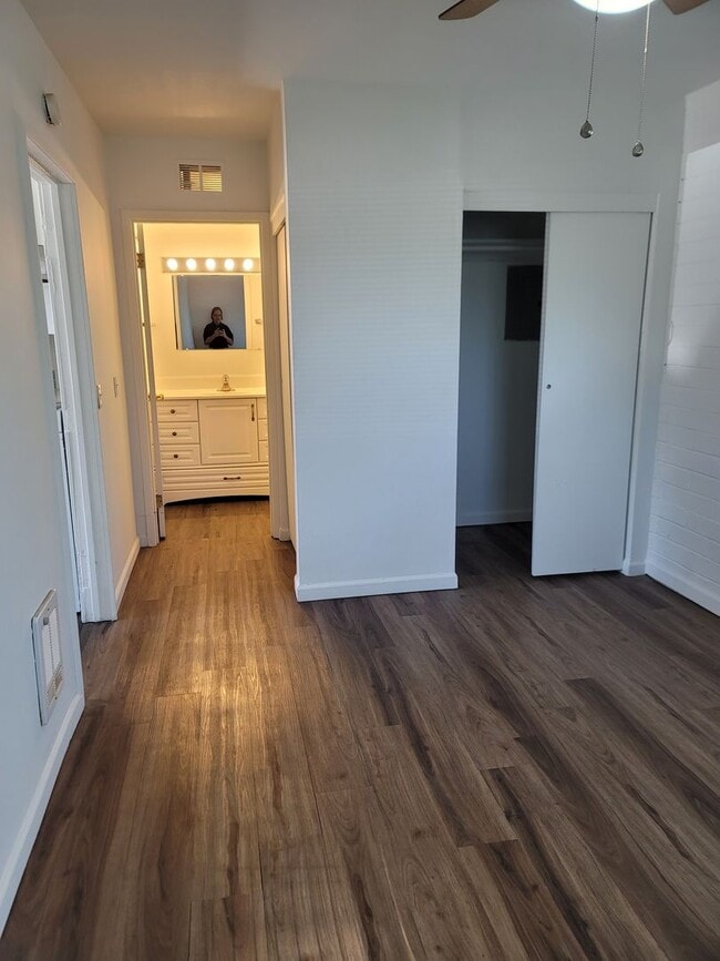 Building Photo - Cozy, partially remodeled 1 bedroom apartm...