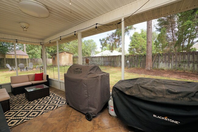 Building Photo - Lovely Cul-De-Sac Home in South Crestview