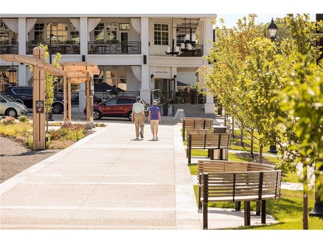 Building Photo - 253 Lake St E