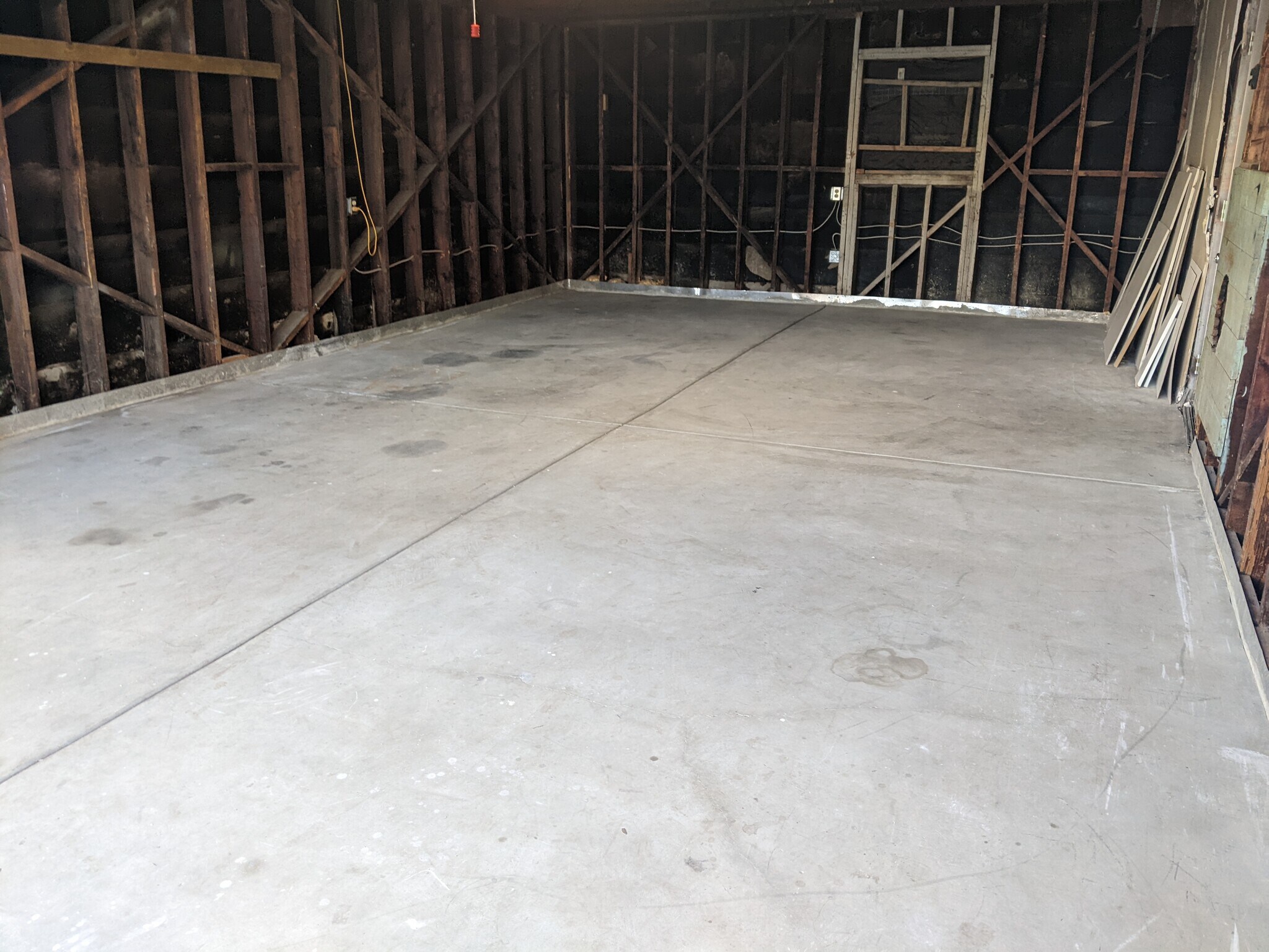 Garage - 3318 W 157th St