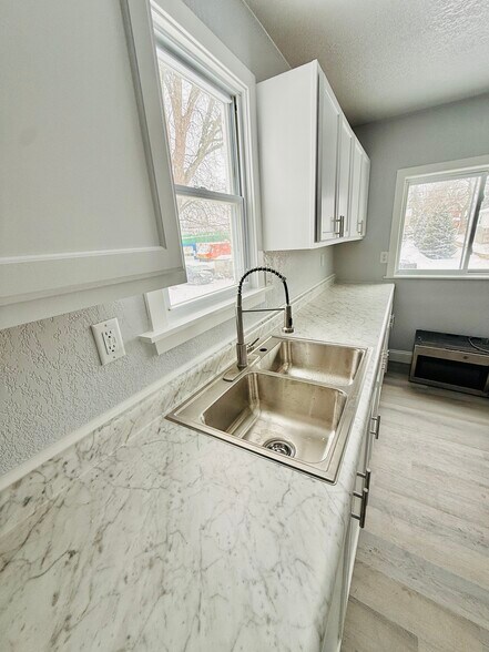 Building Photo - 1713 Maple St