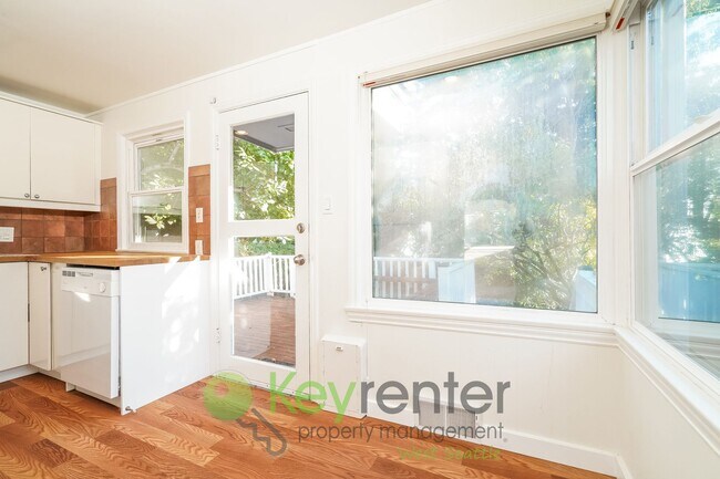 Building Photo - Elegant Three Bedroom Home Featuring Desig...