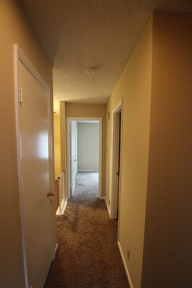 Building Photo - Beautiful 3 Bedroom, 2.5 Bath Townhome in ...