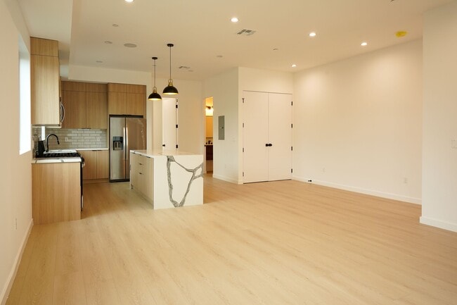 Building Photo - 13843 Burbank Blvd