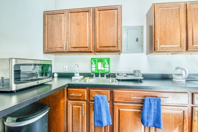 Building Photo - Move-in ready professional office space fo...