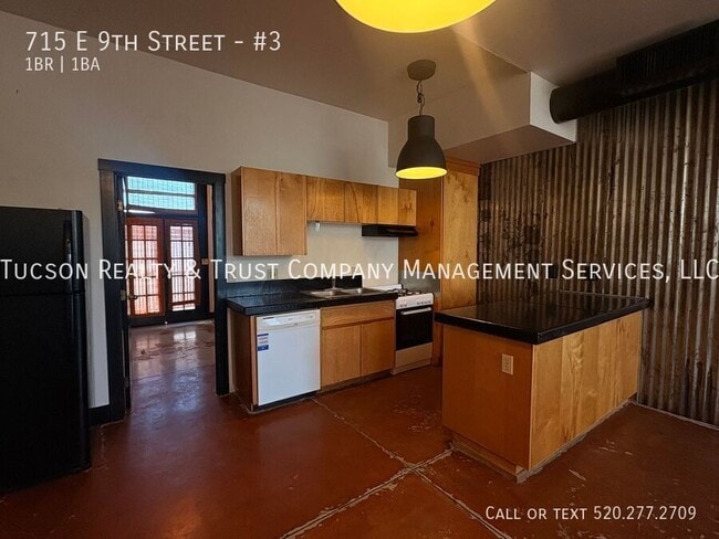 Building Photo - 715 E 9th St